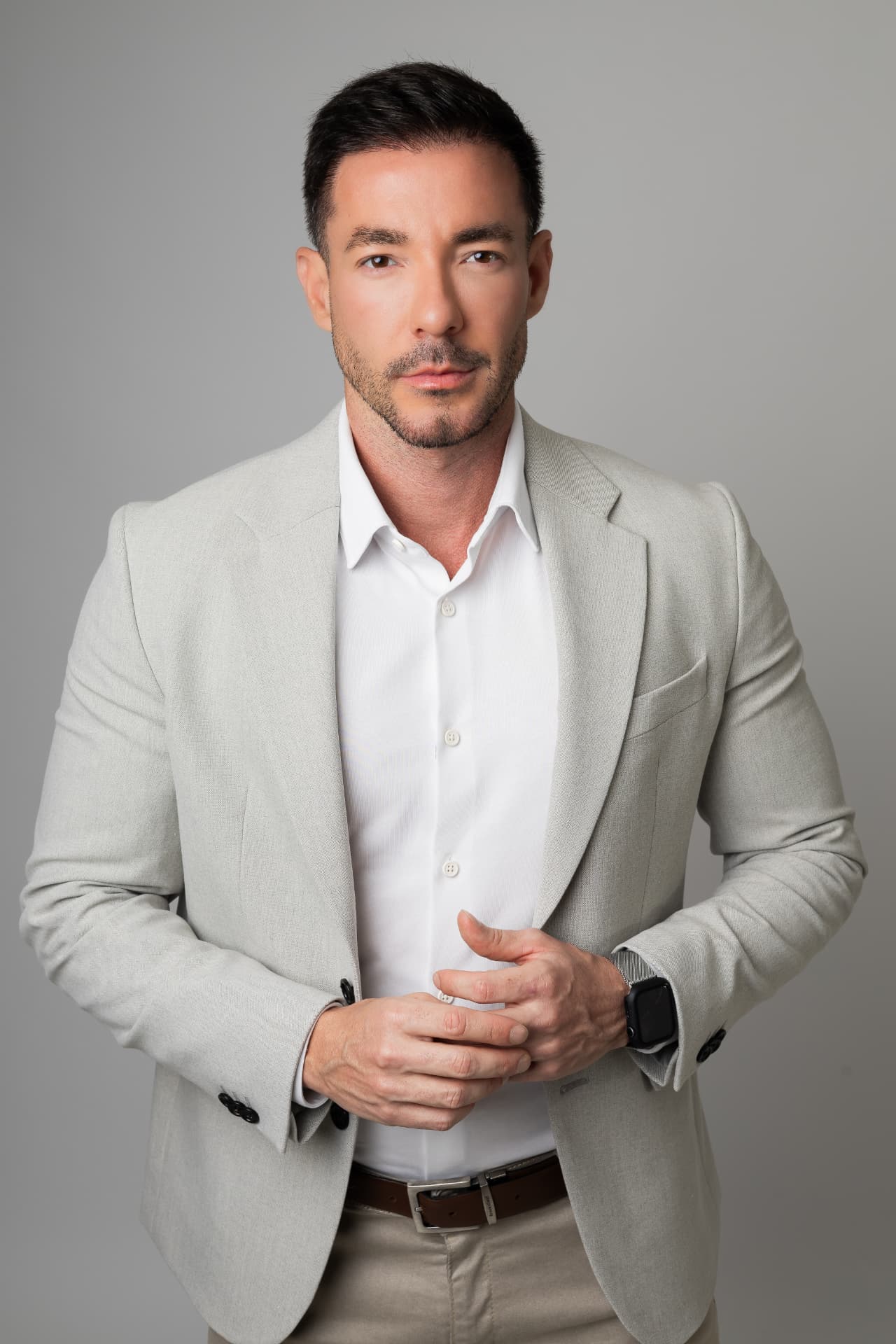 Retrato do Dr. Thiago Gusmão, de blazer claro e camisa branca
